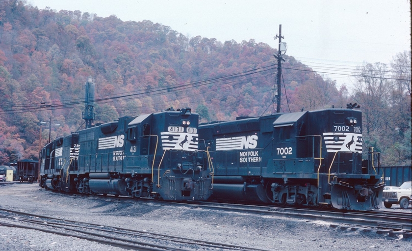 "GP40X" 7002 is one of the three acquired by Southern in 1978. These had single control stands and operated long end forward. These 3500 HP units were succeeded by a big fleet of GP50s. 10-25-1987.