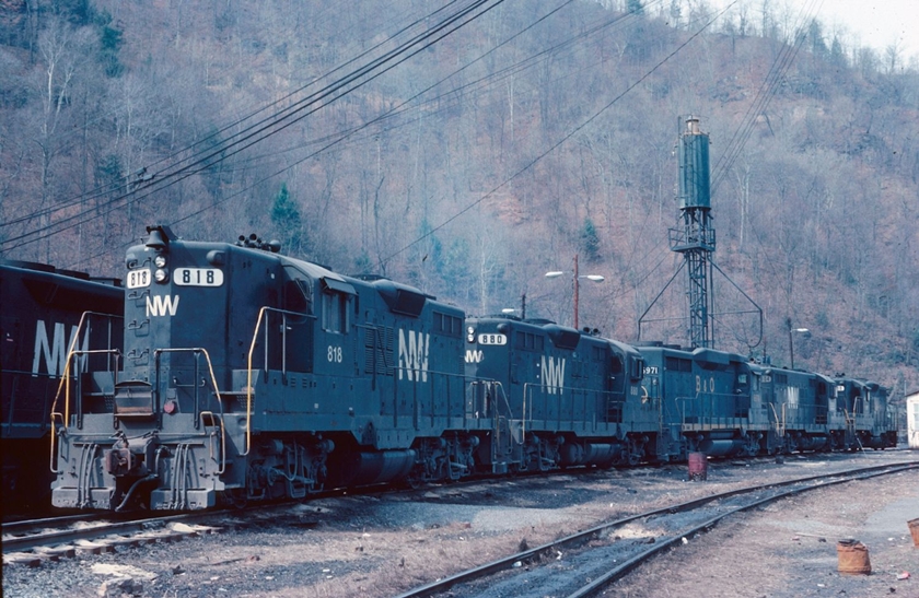 Note that B&O GP30 6971 buried back there.