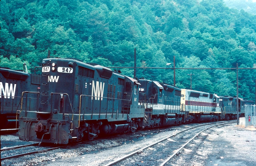 GP18 947-Southern SD35 3061 and ex-Erie-Lackawanna SDP45 6668 on 08-12-1984. 