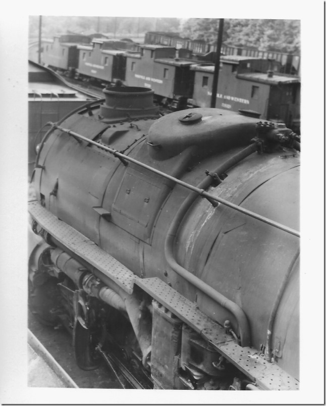 N&W Y-6a 2161 was built by Roanoke shop in 1942. Good view of the caps on the sand dome. Servicing any locomotive is miserable work especially in inclement weather. And then there is the danger of falling off the running board. Steps, railing and hand-holds are provided to access the sand dome. 05-31-1959. Weller VA. R. L. Harvey collection.