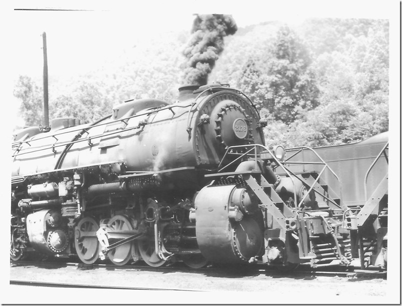 About a week later on 06-06-1959 Bob and Mary stopped by Weller again. Bob is from Logan County, WV, and perhaps they were returning from a visit to his parents in Stollings. The blower is going on 2176 to get the steam pressure up. Such smell of smoke was so familiar in this days! We see the SA feed water heater, so it must be a Y-6b. N&W 2176. Weller VA. 06-06-1959. R. L. Harvey collection.