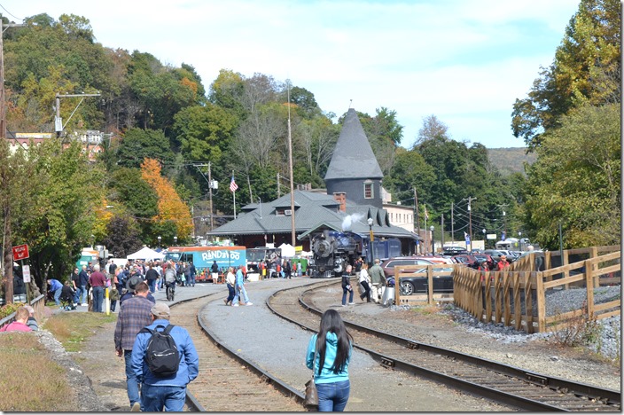 RBMN 425 backs up to the turntable. Jim Thorpe PA.