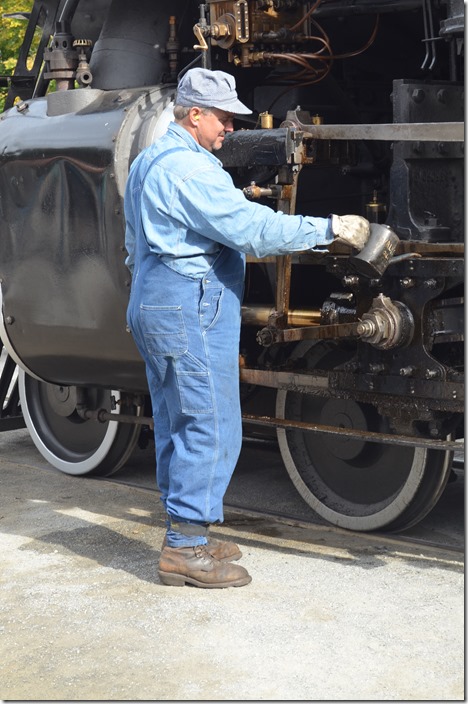 RBMN 425. Crew oiling around. View 2.