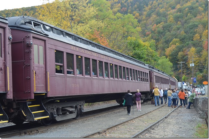 Boarding car 304. Sue is leaning against the wall in green. RBMN 425.