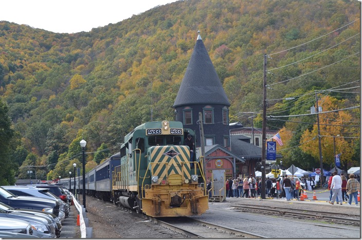 That turreted ex-CNJ depot is a classic. Patrons are lined up to purchase tickets for the 3:00 Lehigh Gorge trip (70 minutes). RBMN 2533. Jim Thorpe PA.