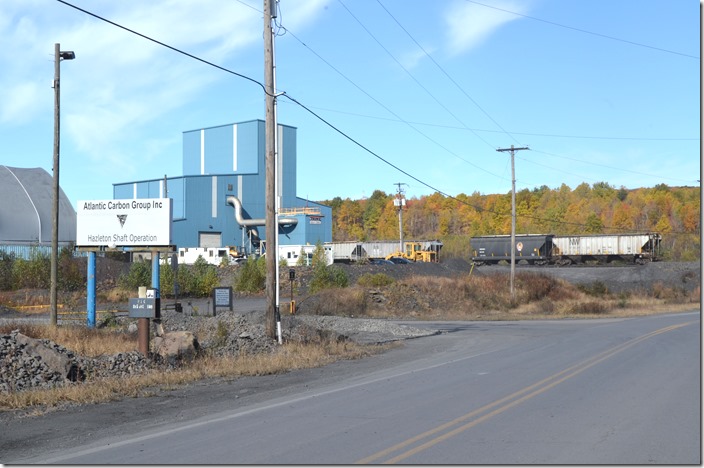 Covered hoppers of anthracite being loaded at Atlantic Carbon’s big operation at Stockton, just east of Hazleton. Covered hoppers may be going to Nucor Steel in South Carolina. Atlantic Carbon Hazleton Shaft. Stockton PA.