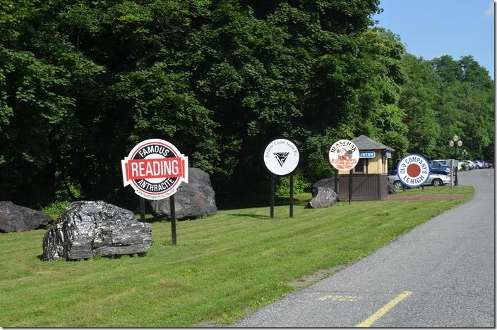 We went on down the river to Reading & Northern’s headquarters at Port Clinton. R&N appreciates the coal companies that load anthracite coal on their system. R&N coal co signs.