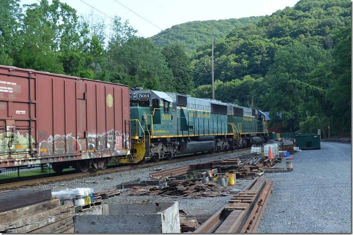 RBMN SD50s 5017-5014 arrive with an eastbound freight from the Tamaqua-Jim Thorpe side with 11 cars. The engineer on 5033 had advised me that this train was coming and that Molino would be a good shot. It is, but my foolin’ around finding a place to park caused us to miss it. Port Clinton PA.