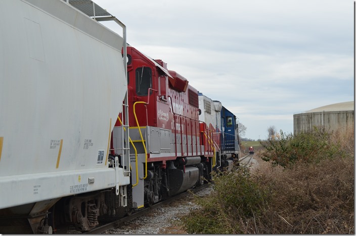 I figured this train would let the train/engine in the background come east into the yard. GMTX 2214-RJC 3850. Lexington KY.