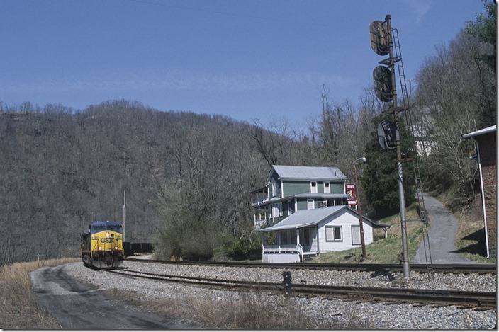 CSX e/b empty coal train T913-05 with 385-874 pulls to the clearance point of Rush Run Siding at Thurmond. 