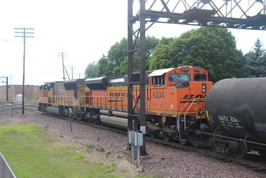 UP 4919 - BNSF 9334 tank train