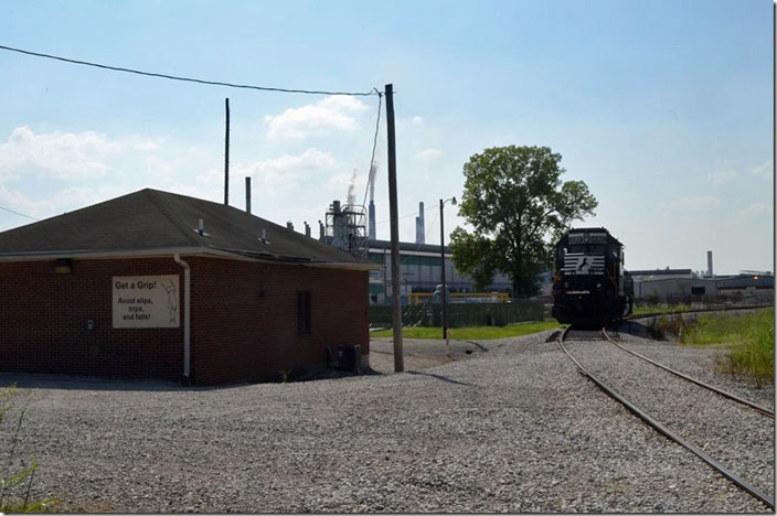 NS crews report here at Yankeetown IN to work the Keyser Aluminum Newburgh plant (in the background). This plant is formerly Alcoa. NS 5828. Warrick IN. 08-26-2021. 