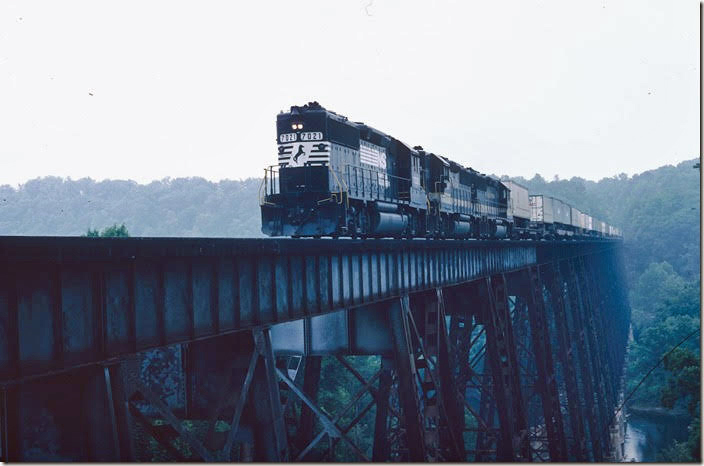 NS GP50s 7021-7024-7077 hustle 71 piggyback flats north on No. 222 on 08-02-1987. Southern Ry. Lynchburg VA.