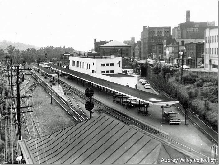 A friend recently sent me this photo of Lynchburg Union Station looking east in the late 1950s or early 1960s. The roof of N&W’s X Tower is in the foreground. N&W station Lynchburg VA. No date. Aubrey Wiley collection.