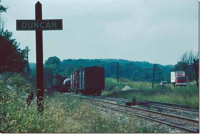 First cut of No. 121 in Duncan siding. BN 6246-Sou 7044-7060 head back down the hill for the second cut. 09-03-1981.