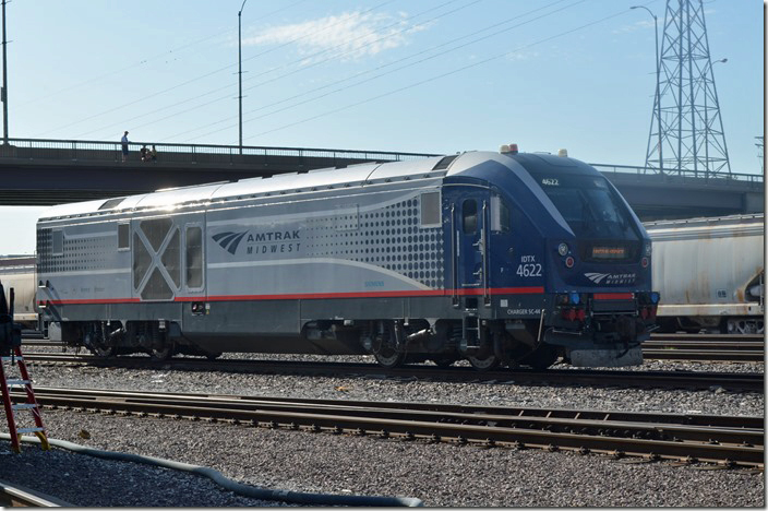 Parked just behind 4014 was Illinois Dept. of Transportation (IDTX) Siemens SC-44 Charger 4622. Gateway Station which serves Amtrak is a short distance to the east, so this is evidently a regular parking spot for these engines used in Chicago-St. Louis Lincoln Service