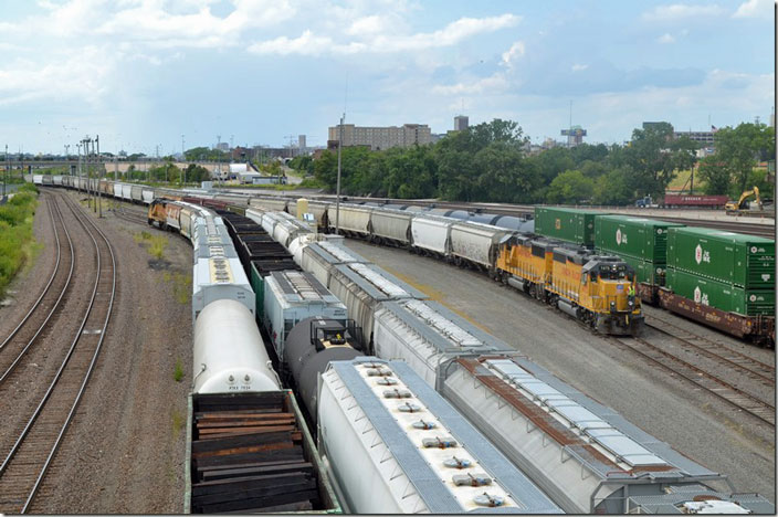 UP 1475-1157 with a transfer (??) move slowly eastbound through the yard. St Louis MO.