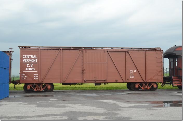 CV box 40025 was built in 1924 and acquired in 1976. It is equipped with grain hatches. Strasburg.