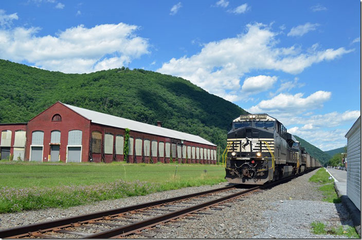 NS 8175-9943 roll by with westbound #633-22 (Baltimore-Keating-R. J. Corman PA Lines) with 130 empty tubs. I hear trains on the Buffalo Line are now infrequent. Coal trains like this to Clearfield or a local out of Lock Haven to interchange with Driftwood with Western New York & Pennsylvania. NS 8175-9943. Renovo PA.