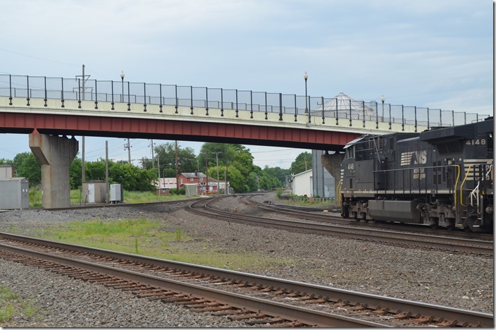 NS 4148-BNSF 8173 67E swings northwest from the Fort Wayne Line to the Cleveland Line until they reach the former CR (NYC) main line at Cleveland. The Fort Wayne is in the foreground. The single track is the Cleveland Line. Alliance OH.