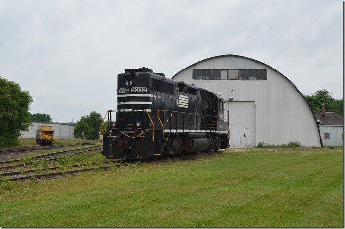 I don’t know anything about the building, but I doubt it was intended to house a locomotive. Ohi-Rail Corp 5032. Minerva OH.