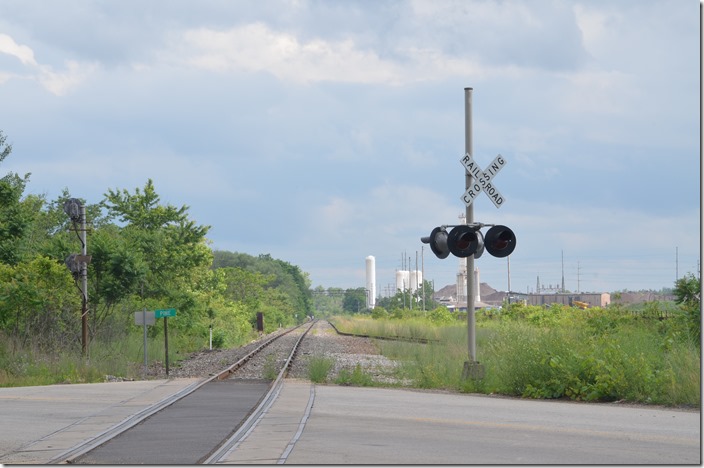 Driving back toward Warren we stopped at “Pine”. I think the track curving to the right (west) goes to the coke plant. NS near Warren OH, at Pine, to the south.