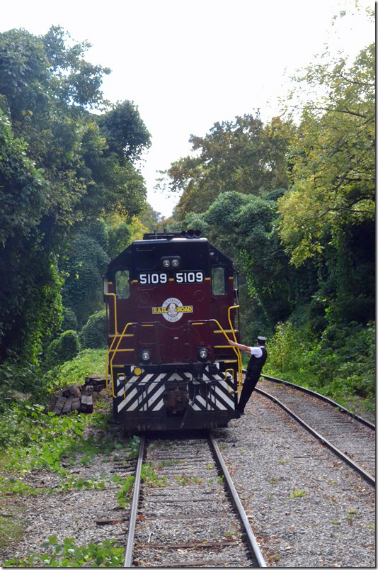 TVR 5109-GMTX 2004 cutting away from train at Farner TN.