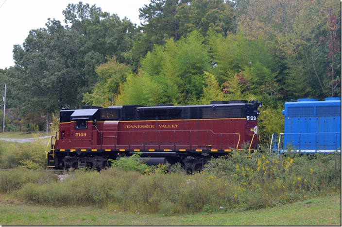 At the end of our ride near Delano, ex-Southern GP38-2 5109 waits to shove the train back about a mile to a storage track. This train normally operates with only one unit, but an air compressor problem on 5109 necessitated the second unit this day. TVR 5109 1563 ex-Sou GP38-2. Delano TN.