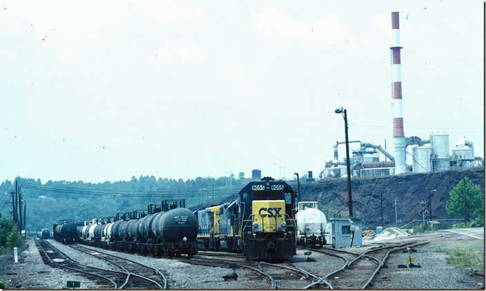CSX GP40-2 6055 (ex-Chessie B&O) is M.U.ed with 5512-2527-5572 switching the Copperhill yard on 07-28-1997. The industry’s track leads off up the hill to the sulfuric acid plant on the right. They had their own SW1500 or MP15. The plant would close in a short time. Copperhill TN.