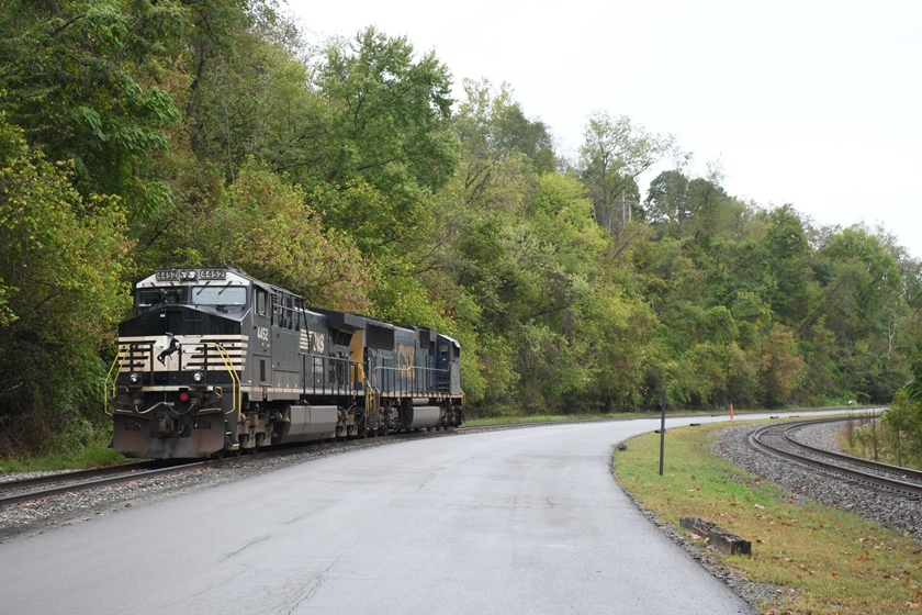 On 09-27-2024, we found these units parked. That is the CSX Fairmont SD on the right.
