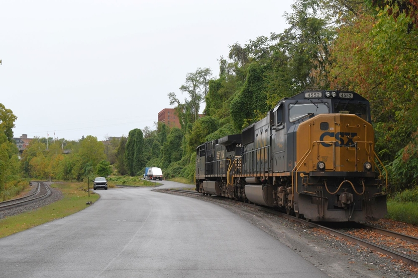 CSX 4552 and NS 4452. What a coincidence in numbers!