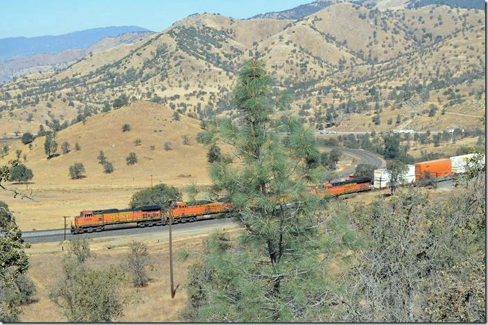 BNSF 5489 descends the loop. Walong.