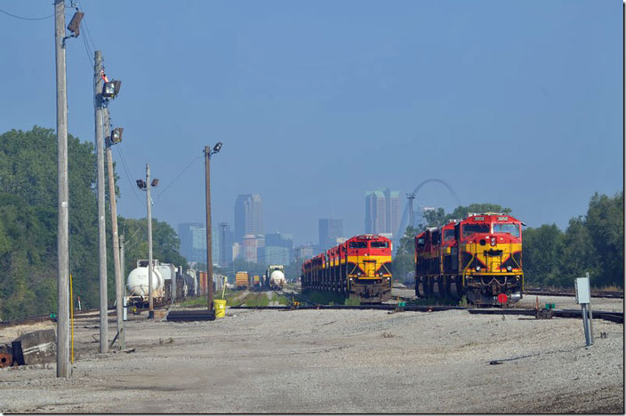 Ex-KCS SD70MAC 3958 on the right was idling. The others in the long string appeared dead. I’m not sure of the yard. Maybe it was former Illinois Central. KCS 3958 4022. View 2. E St Louis IL.