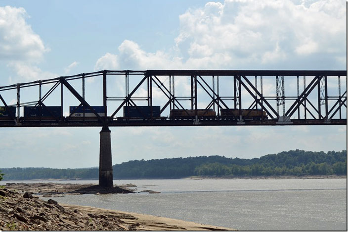 UP 2649-7397 slowly makes its way across “old man river.” This was the southbound I shot at Dupo. After spending so much time at Dupo I decided to take I-55 to Cape Girardeau to spend more time looking at the line south of Illmo. This train wasted no time running the 100+ miles! Thebes IL.