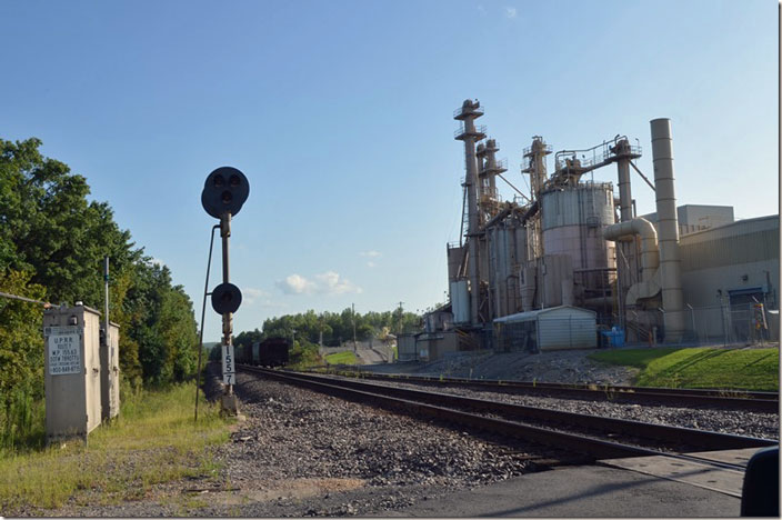 UP looking south at Avert MO. That’s the Nestle-Purina plant on the right that manufactures pet food. I don’t know the story of the freight cars parked on the siding. I dig those signals.