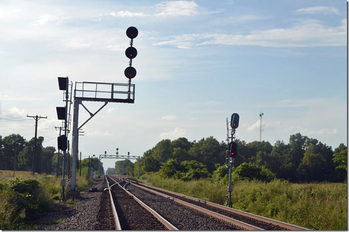 Looking north toward Gorham, Dupo, and Valley Junction. Looks like those triangular configured signals on the cantilever will soon be replaced by the UP standard “Darth Vader” style. I had hoped to get a train here, but frankly this line is not as busy as it was in MP/SSW days back in the 1980s. Gorham IL. UP sig CP Chap.