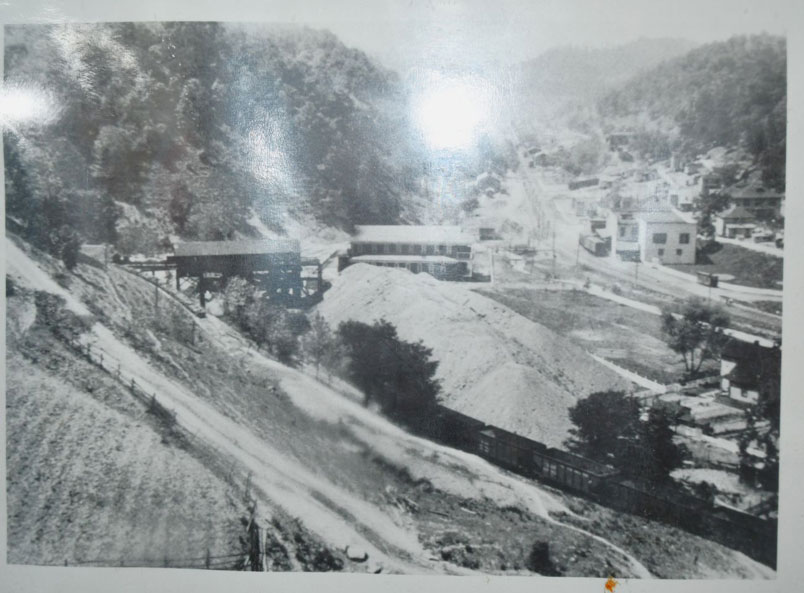 Mine no. 2. The slate dump is to the right of the tipple. Store no. 1 is on the right. Mine no. 1 is on the right in the distance.