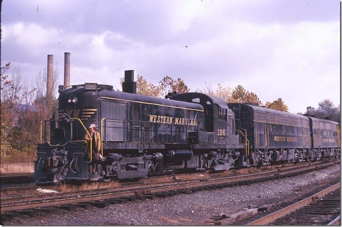 The power cuts off in Ridgeley Yard and returns to the engine terminal. WM Ridgeley WV.