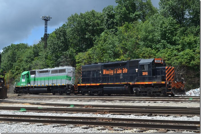 WLE 3046 has the frame of a SD35 but the fans of a SD40. It’s former EMD SD40X demo 434G built in 1965! Demos 434A-434H were sold to the Union Pacific in 1966; W&LE retains its UP number. WLE 6988 is a “SD40U” and appears in the FURX paint scheme. It came from CSX and was originally C&O 7507. WLE 3046-6988. Brittain OH.