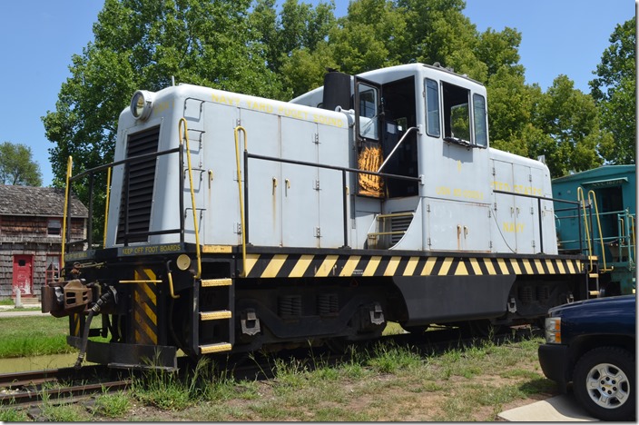 Ex-U. S. Navy GE center-cab switcher 65-00053 powers the “Metamora Local”, a short 30-minute trip south down the line. It is hard to read the yellow lettering, but this engine came from the Puget Sound Navy Yard in Washington state. Metamora IN.