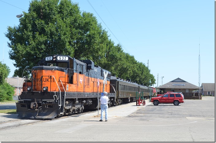 We bought tickets for the “Valley Flyer” that departed Connersville at noon. I learned that the Lima is used on the weekend dinner train, but this ex-Milwaukee “SD10” didn’t disappoint. MILW 532. Connersville IN.