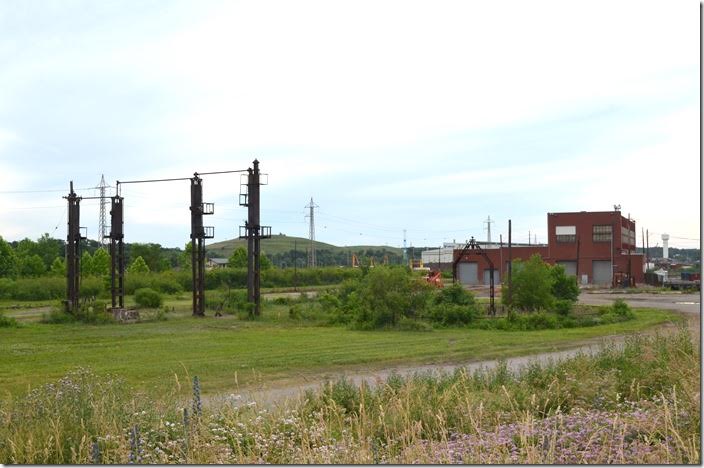 This is Brier Hill, the center of Erie-Lackawanna’s operations in the Mahoning Valley. E-L served YS&T’s Brier Hill Works. NS MW shop. Brier Hill OH.