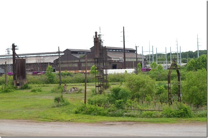 That is Vallourec Star’s tube mill in the background. E-L’s turntable in the foreground. NS MW shop. Brier Hill OH. View 2.