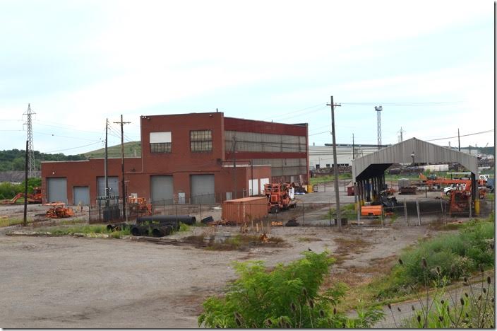 The old diesel shop appears to be a Norfolk Southern MofW facility now. I could still make out “Erie” along the brick above the top row of windows along the length of the side. NS MW shop. Brier Hill OH. View 3.